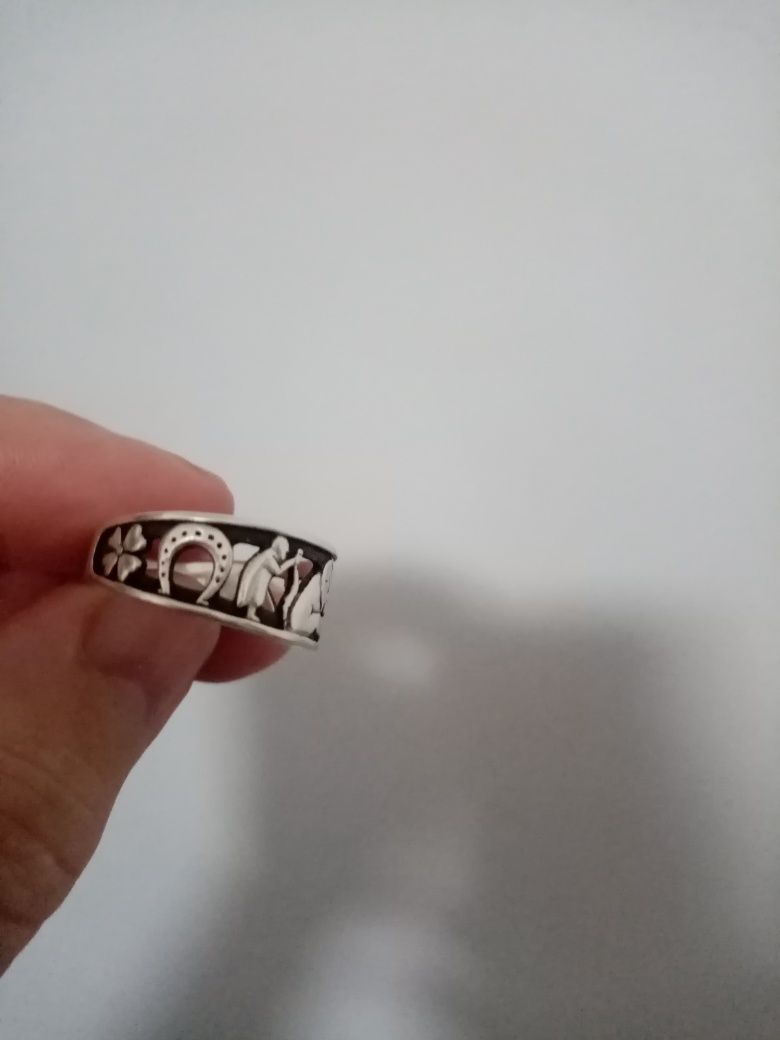 Продам 2 серебренных кольца