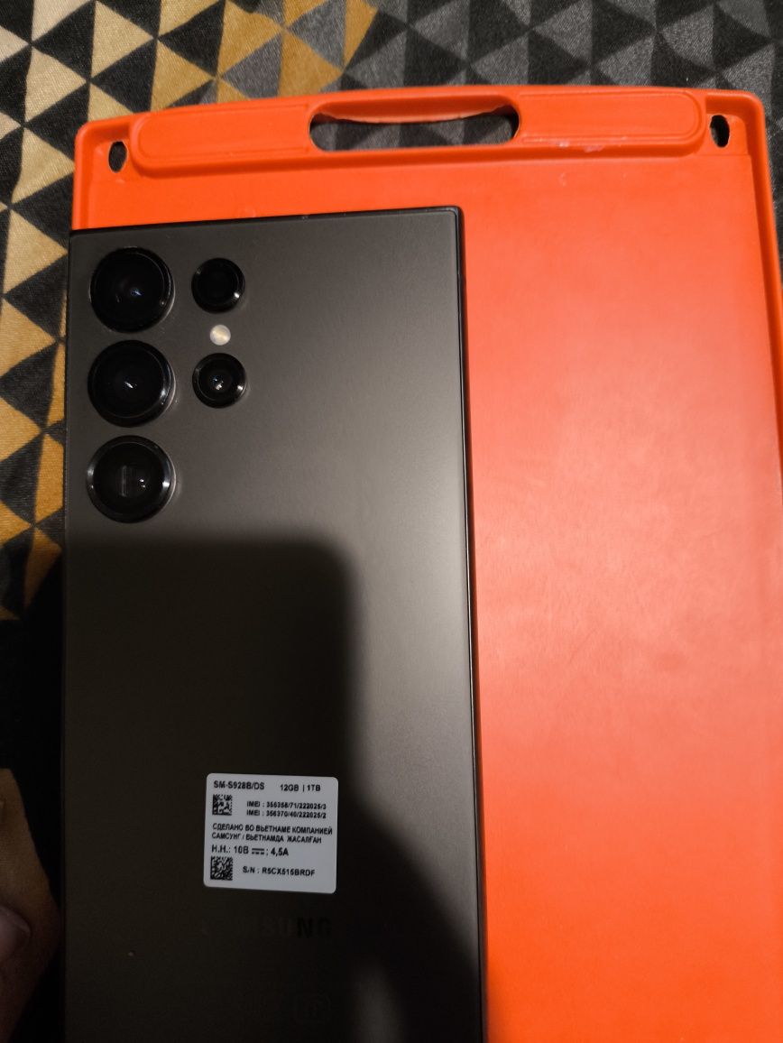 Продам Самсунг S24ULTRA, оперативная память 12г, хранилище память 1тб.