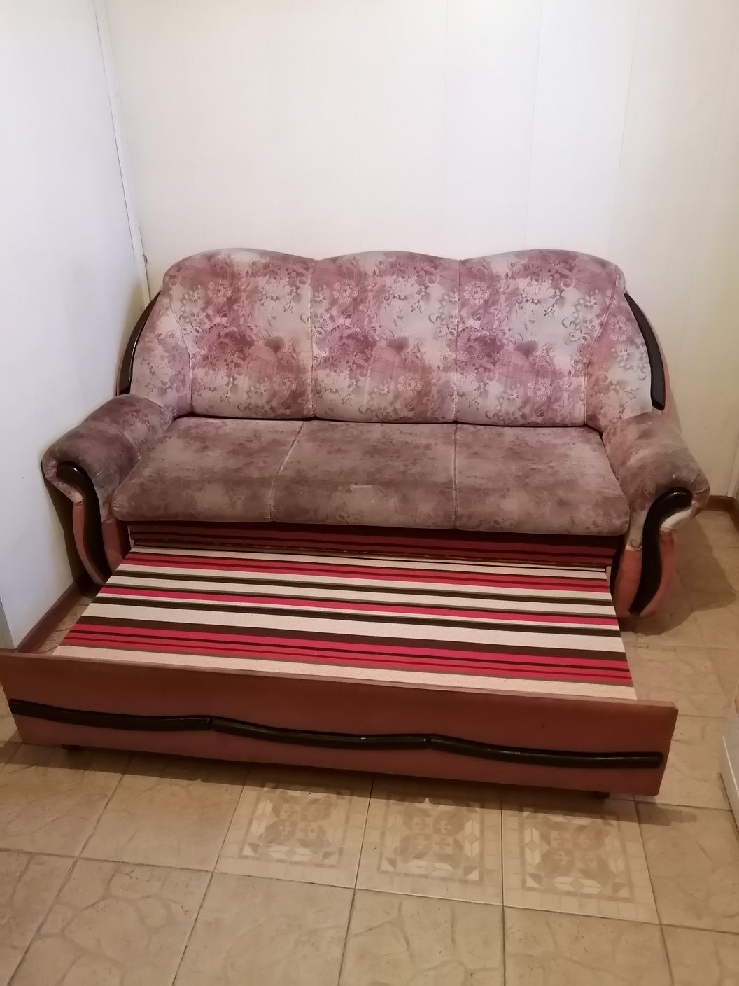 Продам срочно диван кровать два водном.