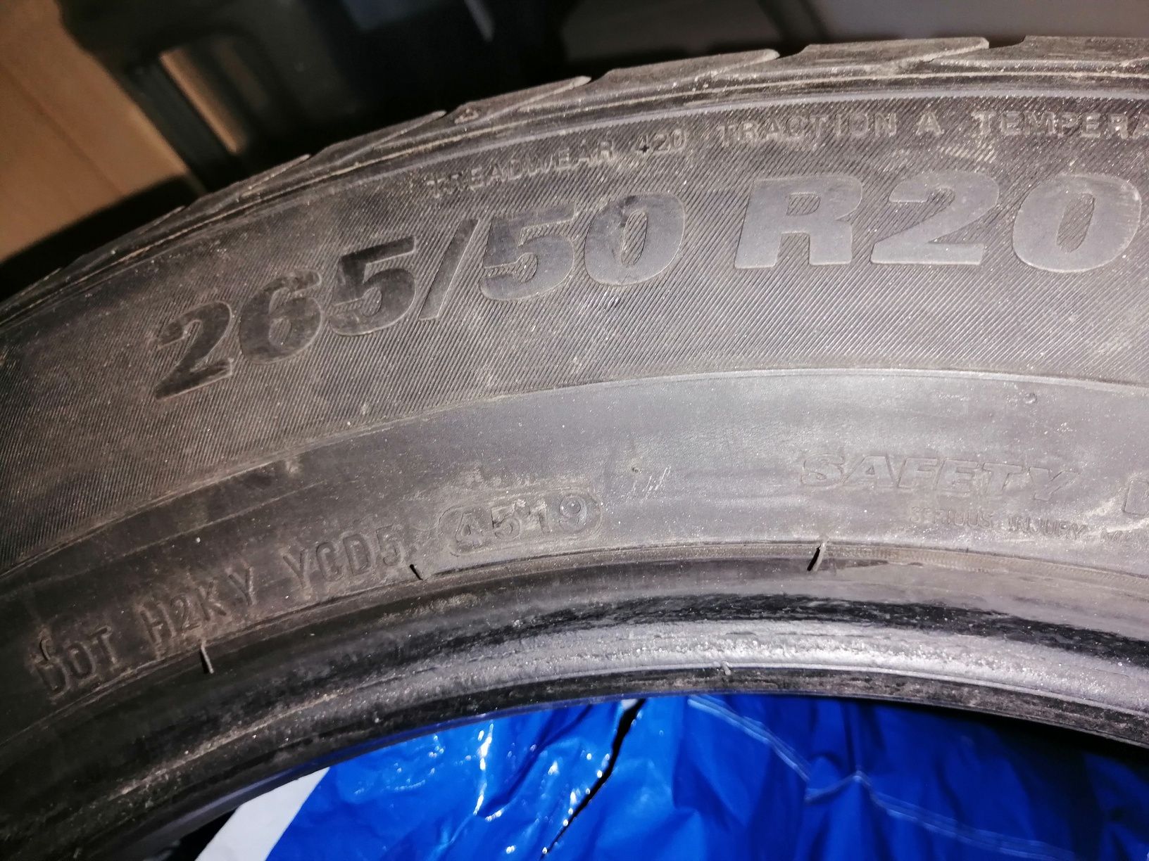 Автошины липучка продам 2 комплекта:  на 18 всесезонная и  на 20 летн