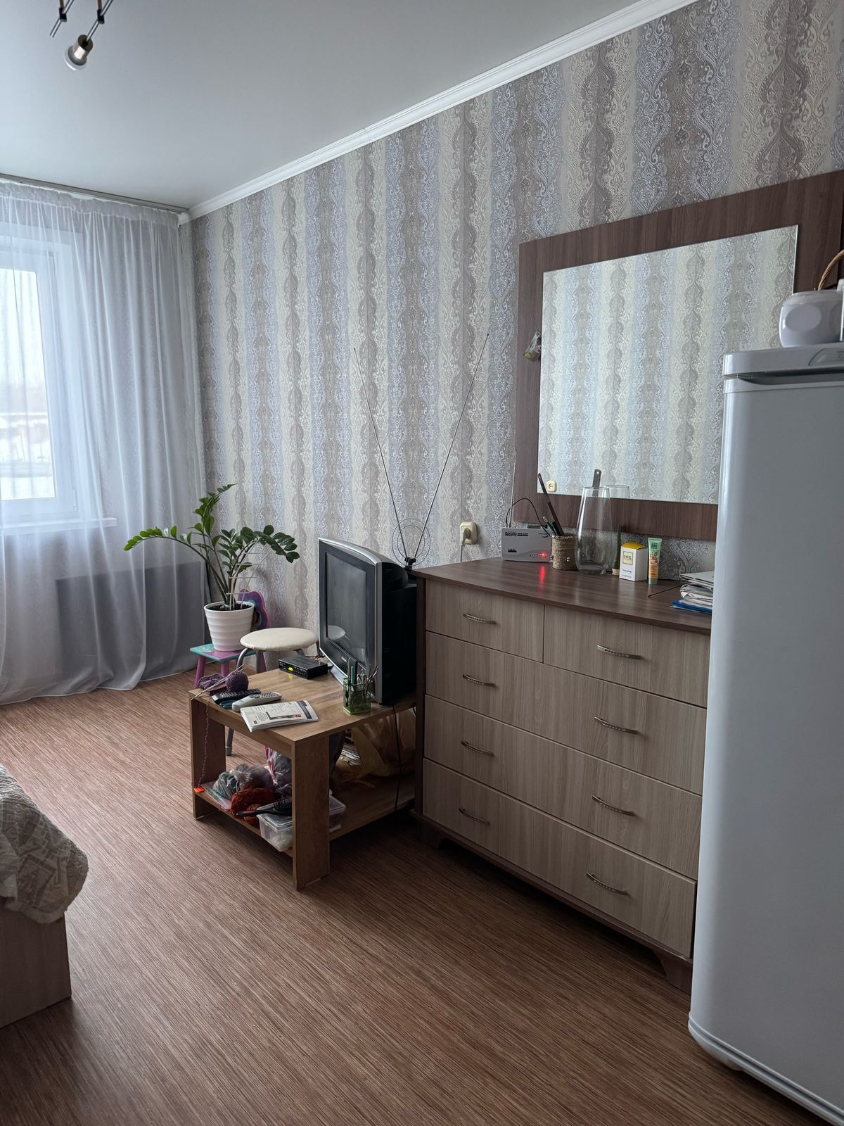 Продам 3- комн квартиру с ремонтом район скгу