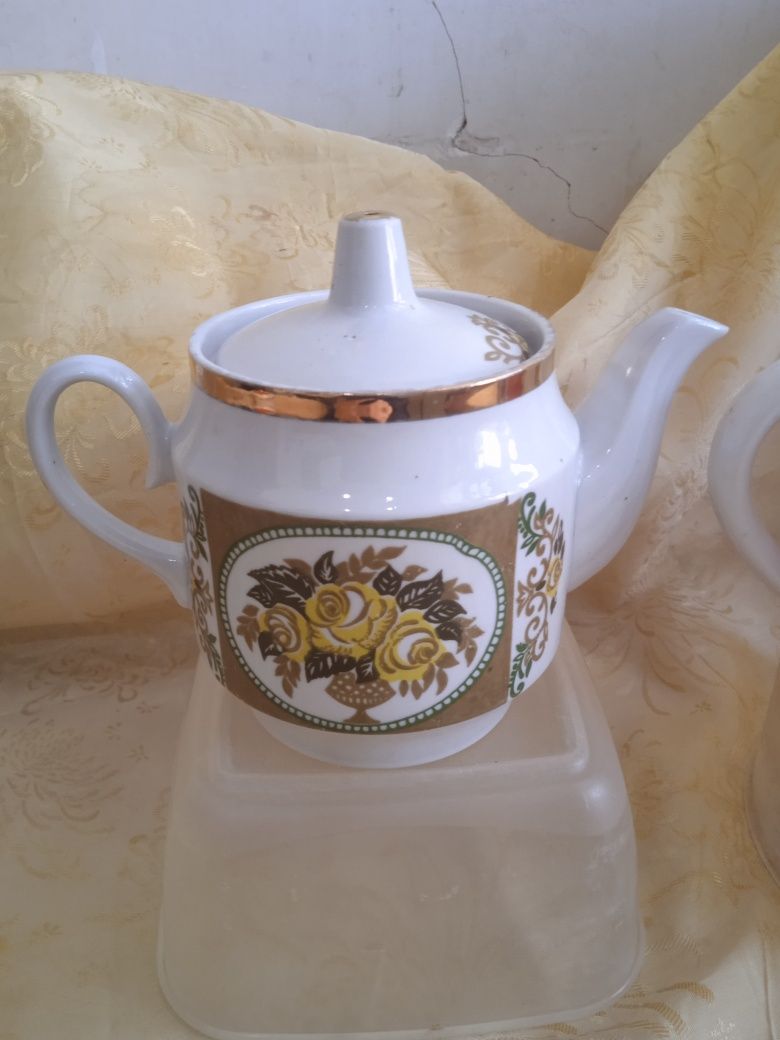 Продам фарфоровые чайники с сахарницами