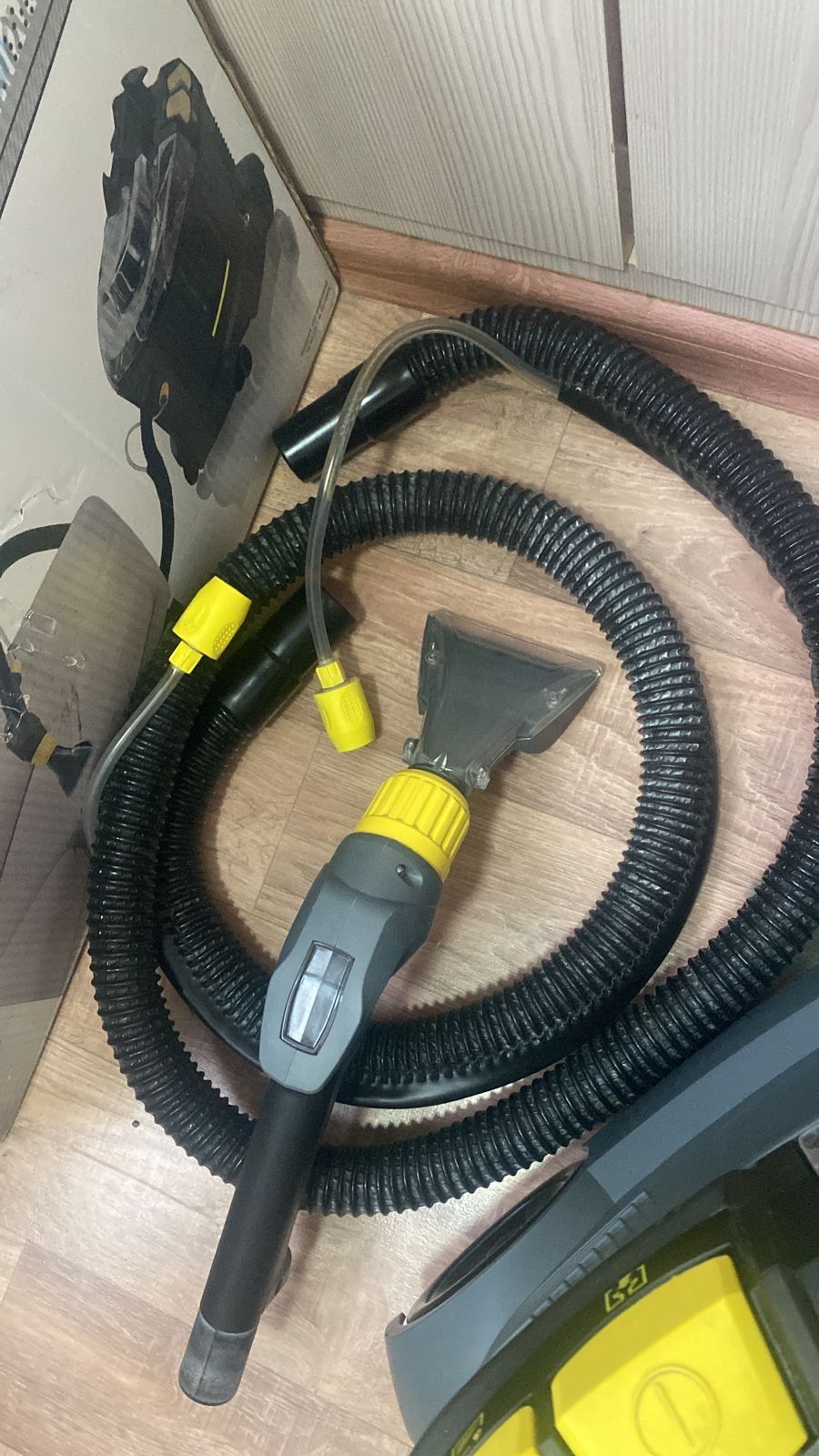 Продам профессиональное моющий пылесос KARCHER PUZZI  8/1