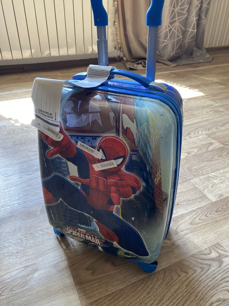 Продам детский чемодан