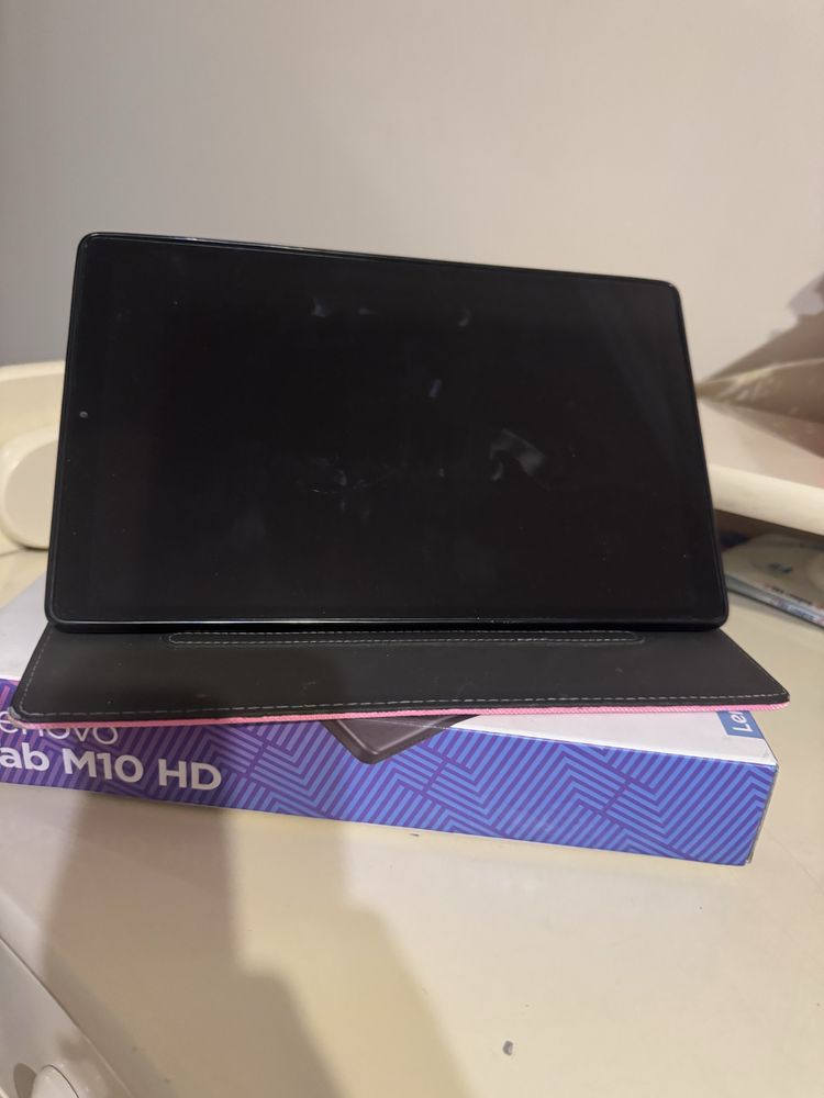 Планшет Lenovo с чехлом