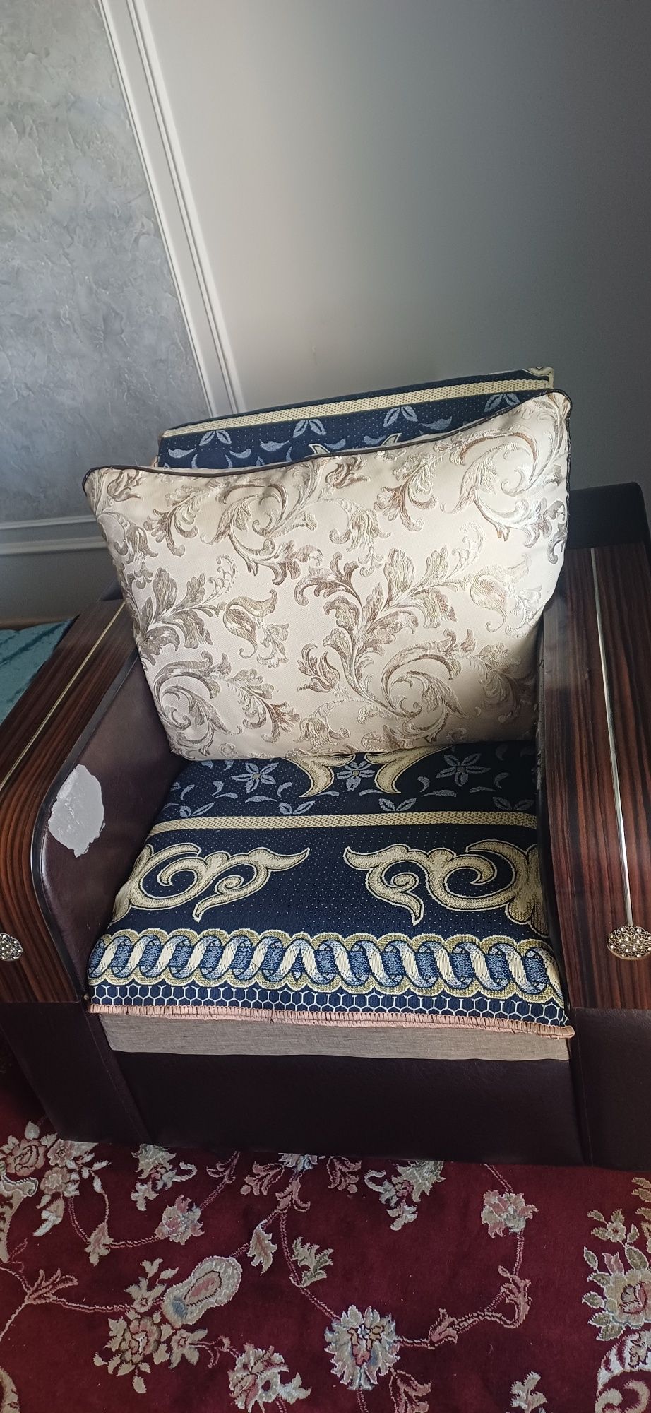 Продам диван с одним креслом