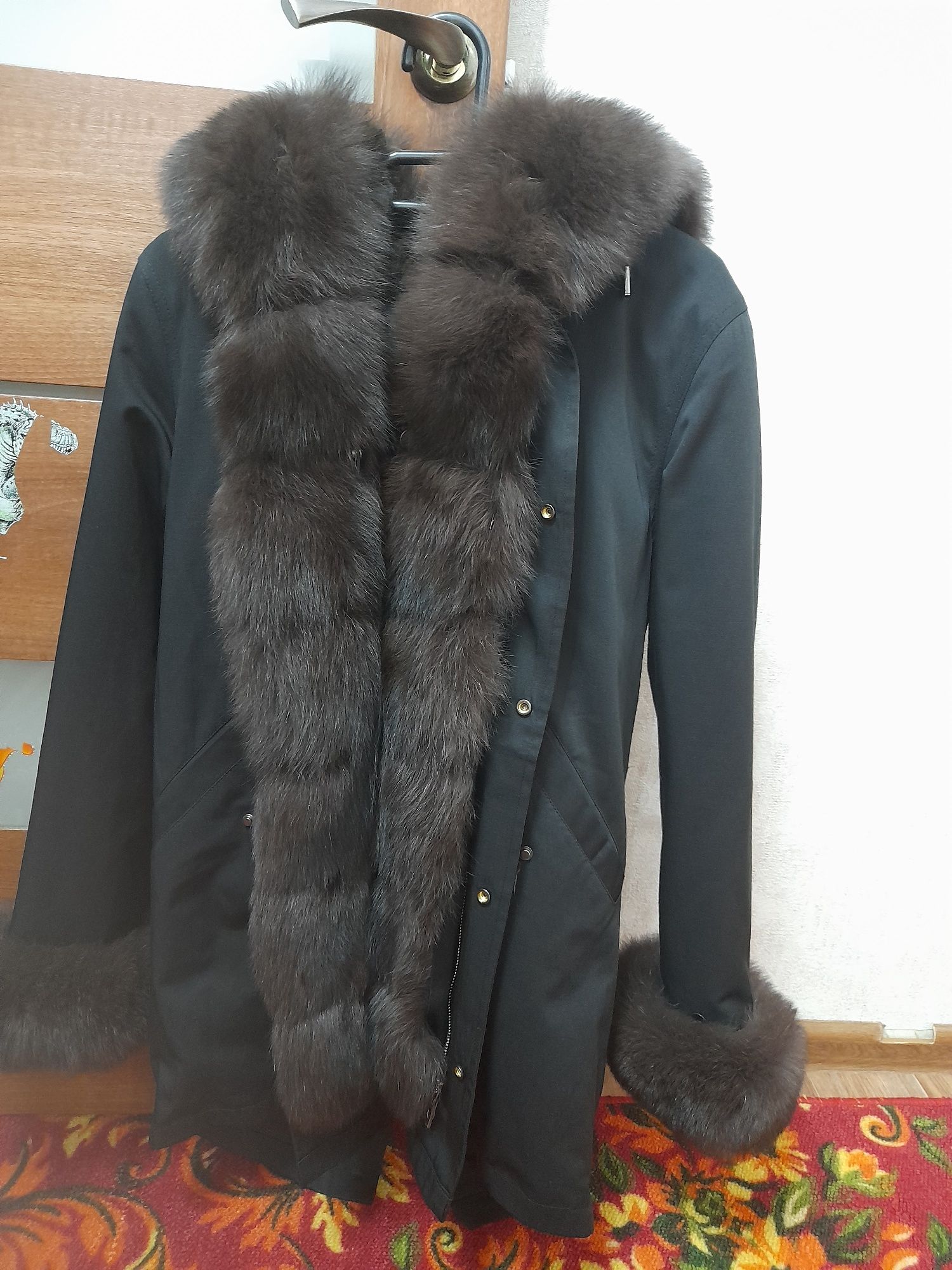 Продам парку,новая 46-48 размер.Натуральный мех,очень теплая,богота см