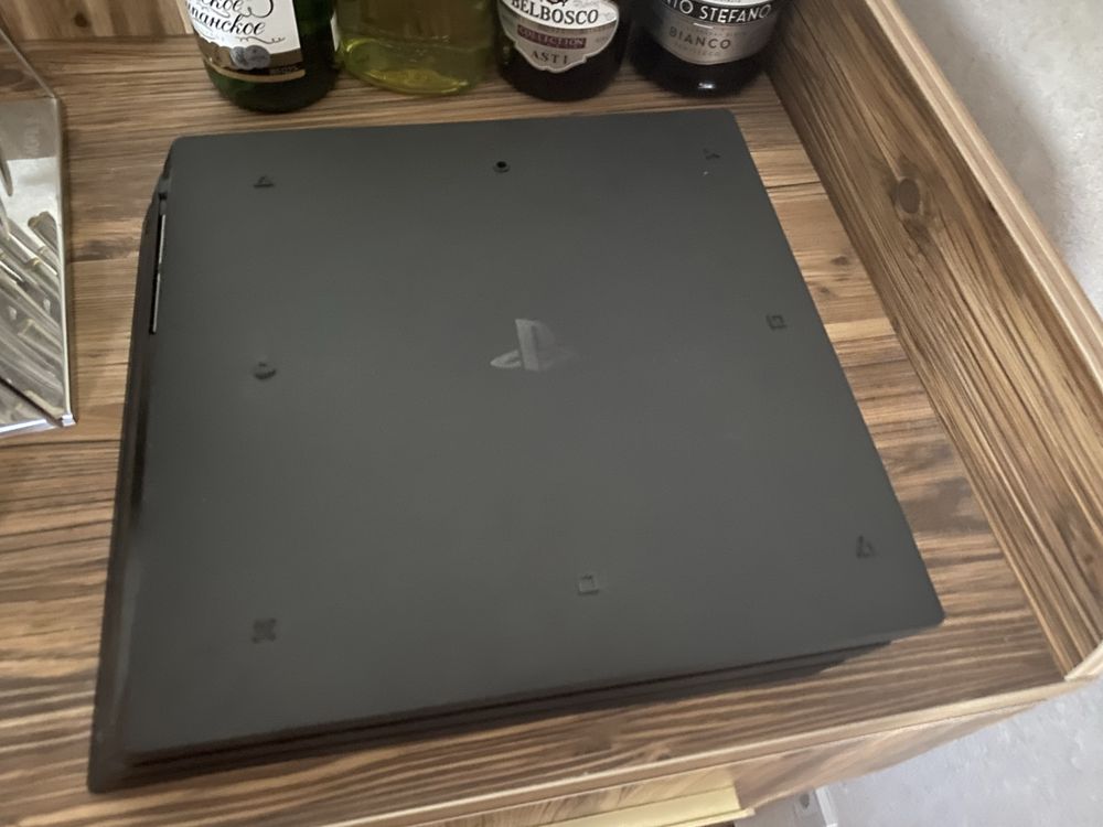 Playstation 4pro 1TB в идеальном состояний.