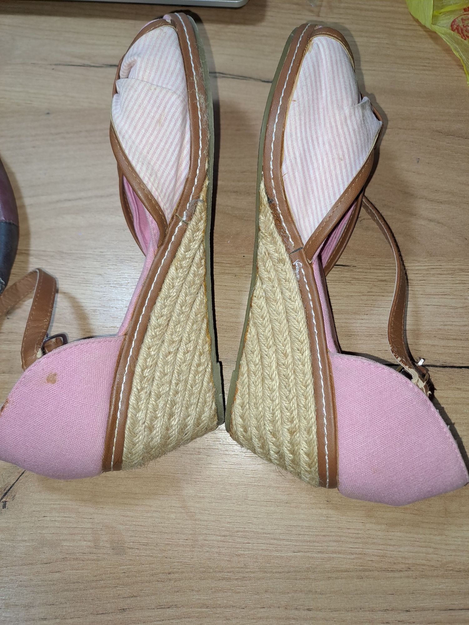 Отдам бесплатно 2пары босоножки. 40 и 41разм. От 1 плит.шокол. не отка