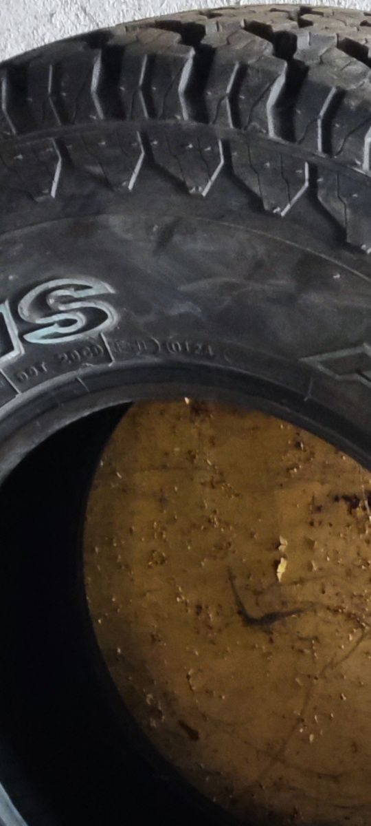 Продам два новых баллона MAXXIS A/T