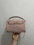 Розовая сумка Guess