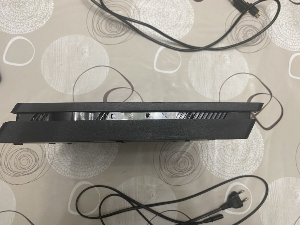 Продается игровая приставка (консоль)-PS4 Slim на 1Tb памяти