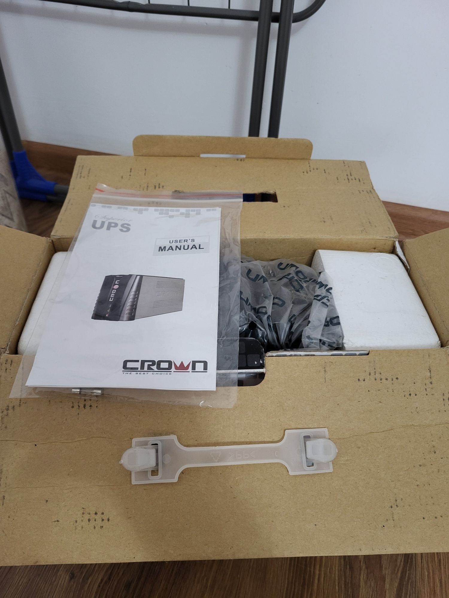 Продам источник бесперебойного питания crown