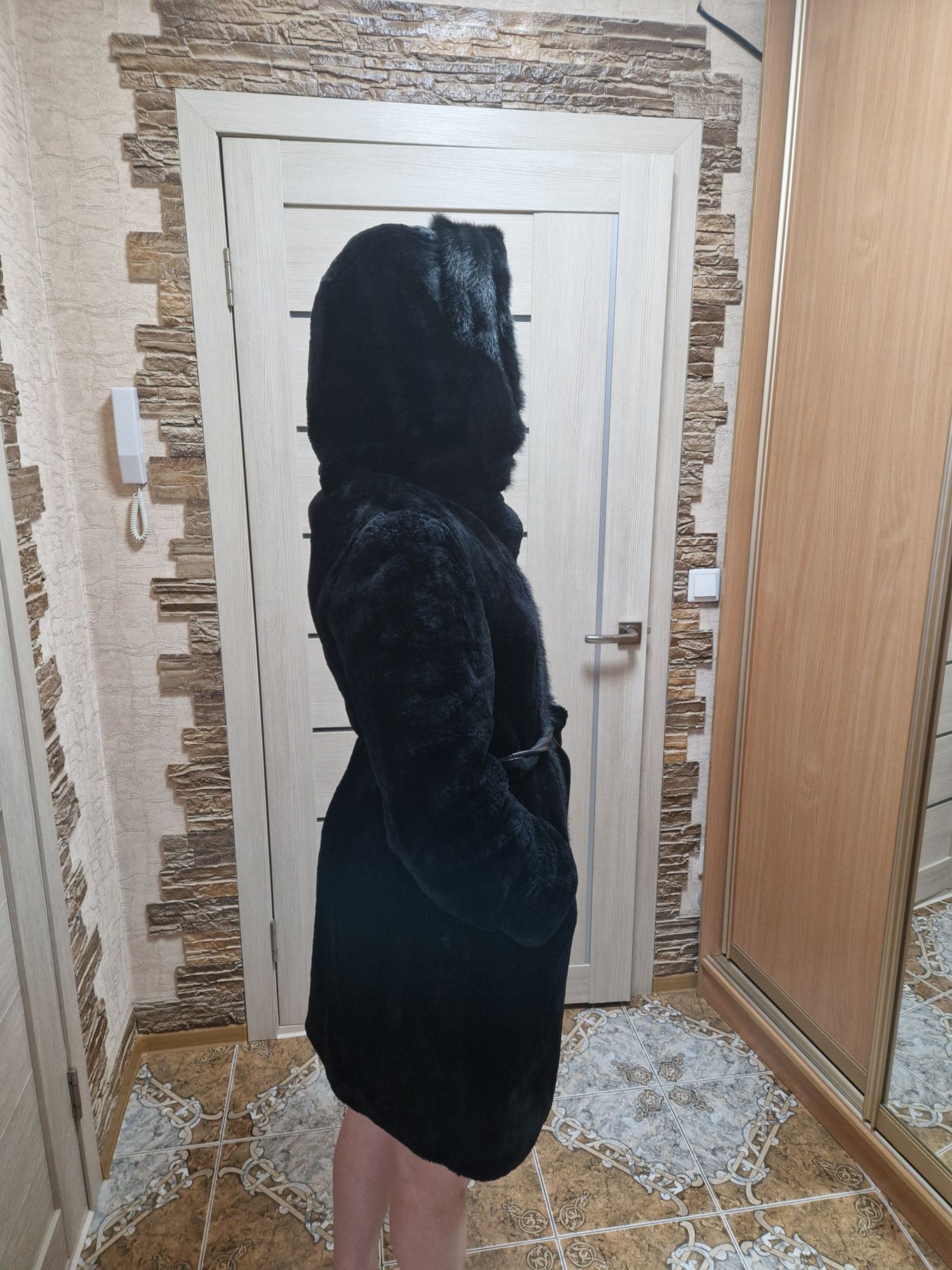 Продам шубу мутон, оборка норка. Очень тёплая. Размер 44-46.