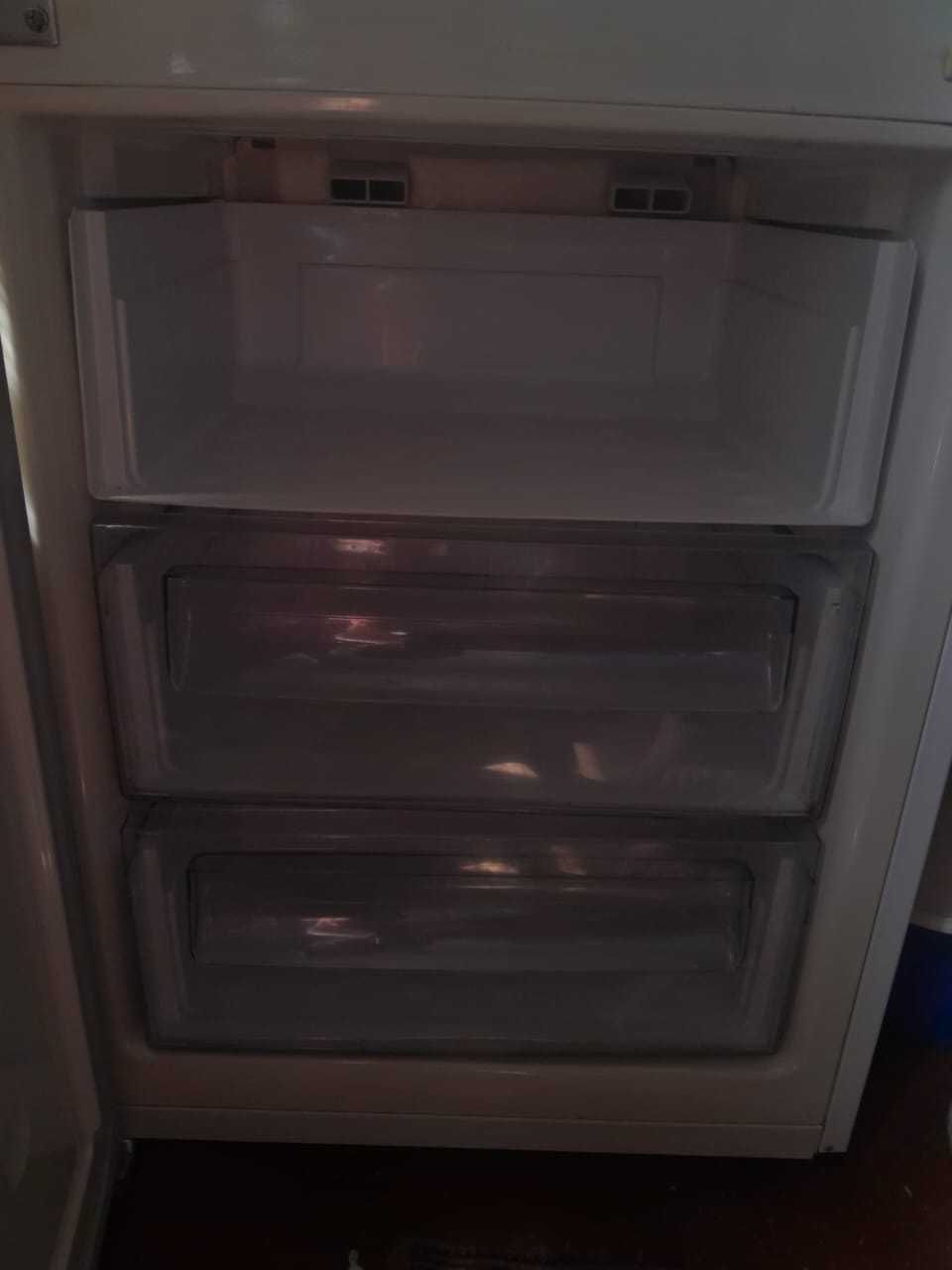 Продам холодильник Samsung Noy Frost в нерабочем состоянии.