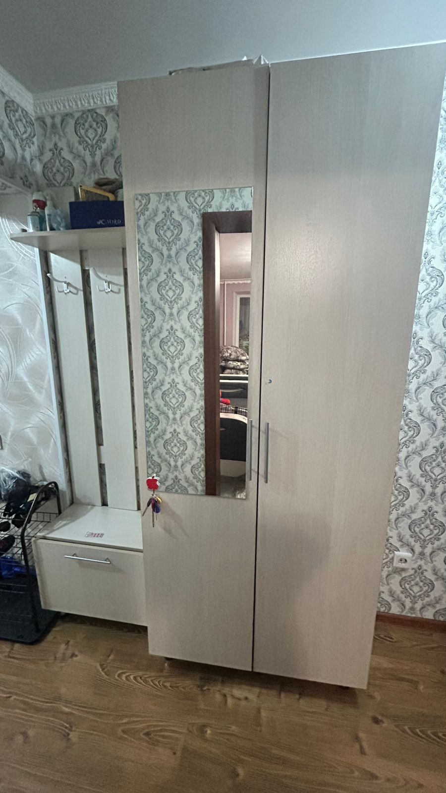 Продам прихожую шкаф