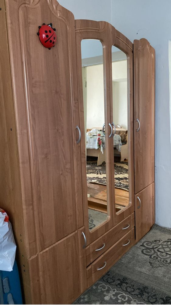 Угловой диван и шкаф