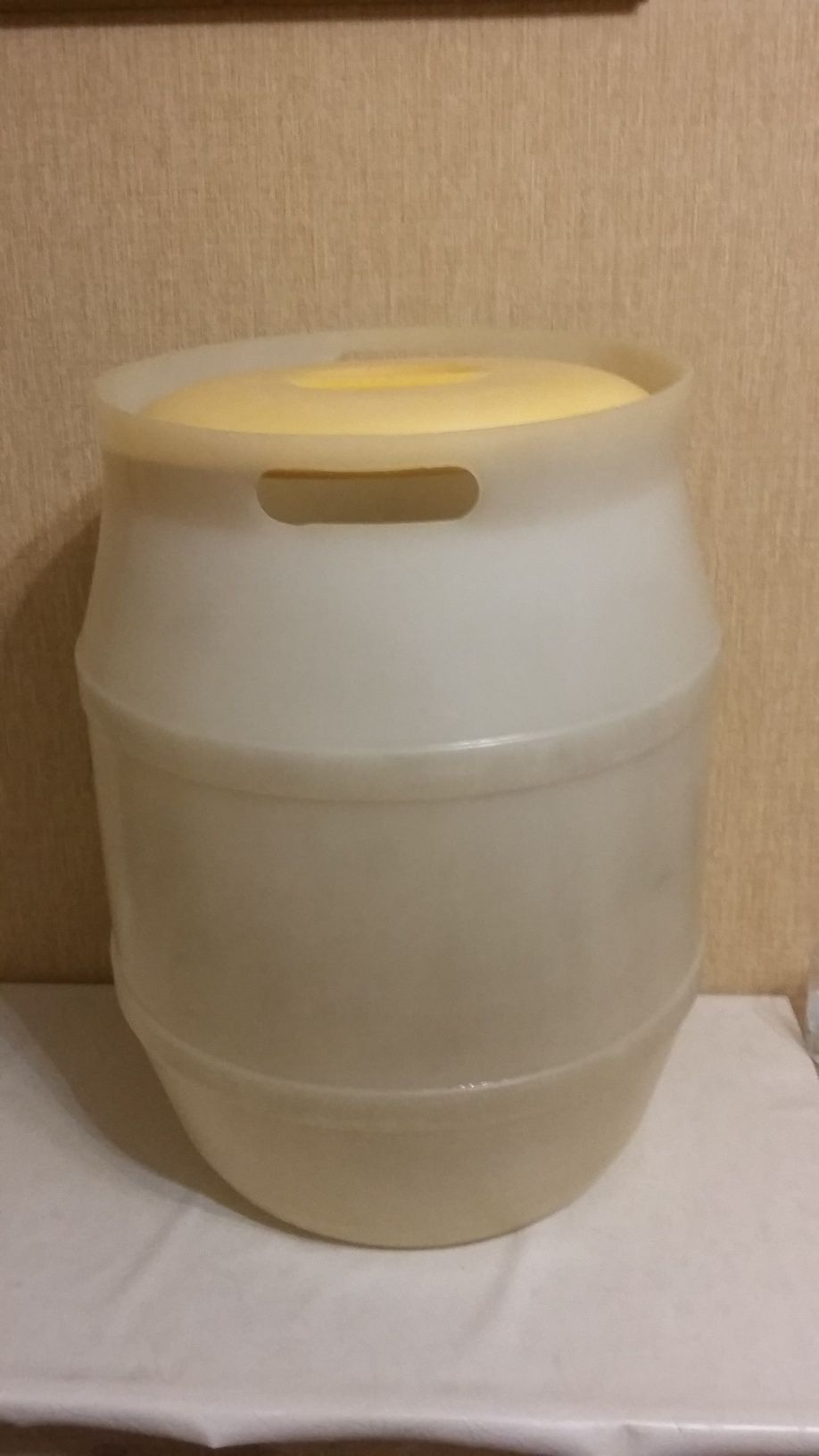 Продам пластмассовые тазик 15л  и бочку  40л.