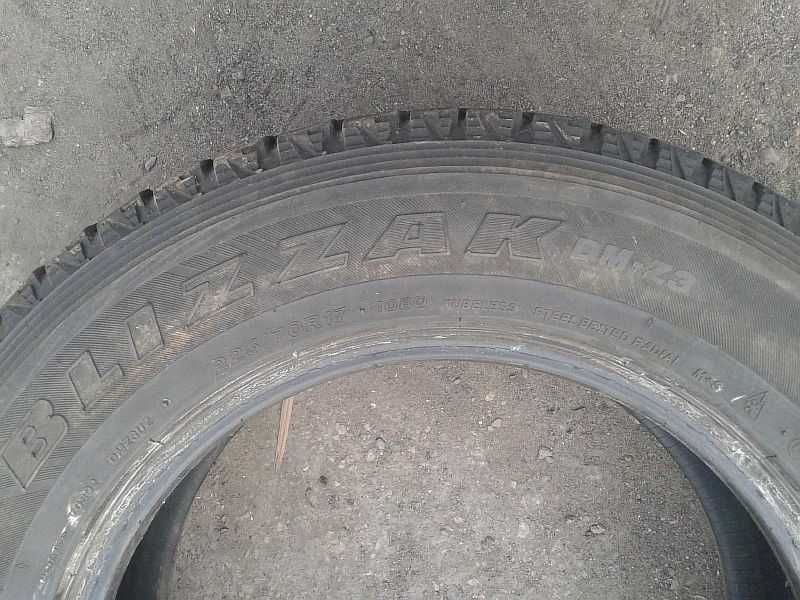 Шины 225/70 R17 - "Bridgestone Blizzak DM-Z3" (Япония), липучки.