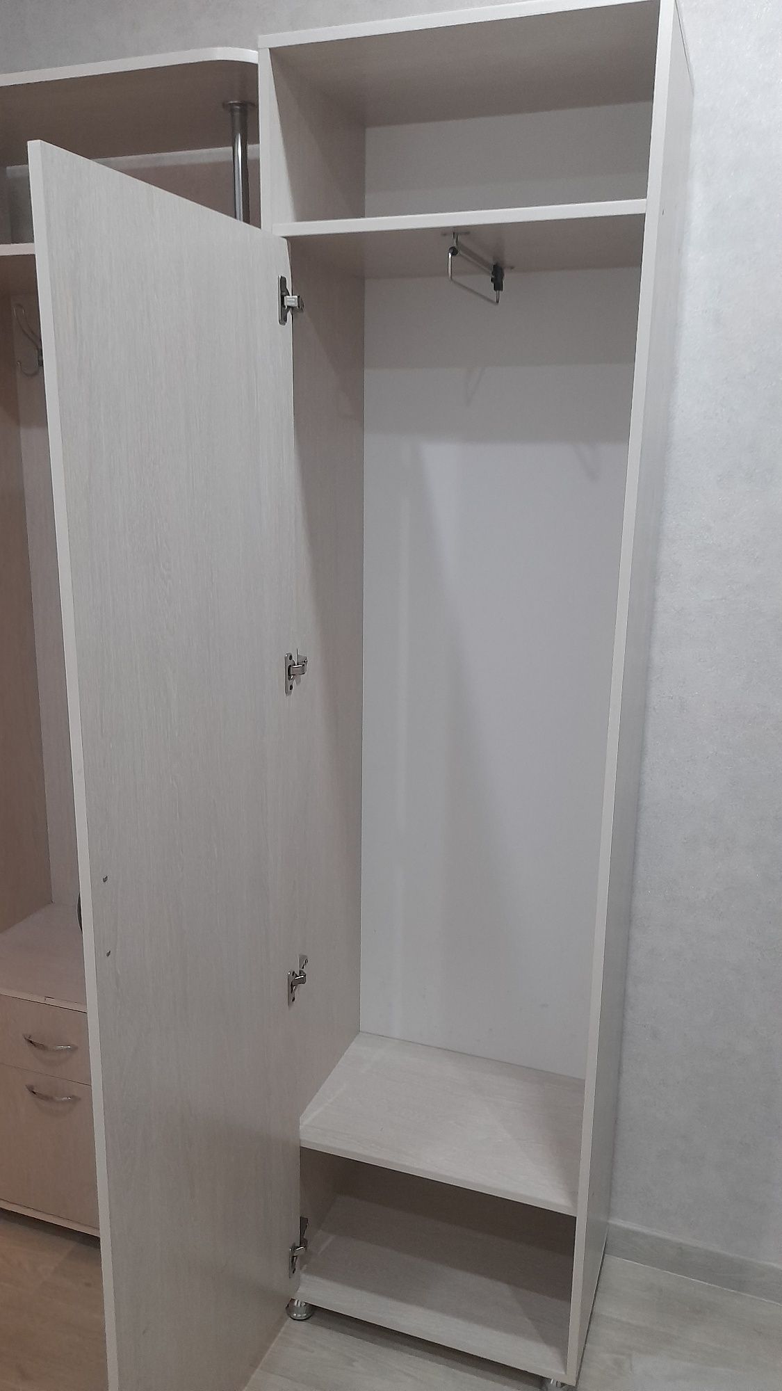Продам шкаф в прихожую