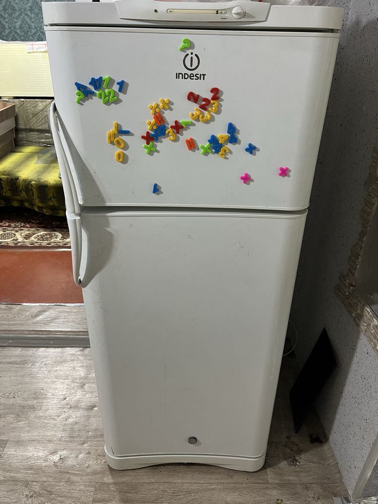 Холодильник Indesit