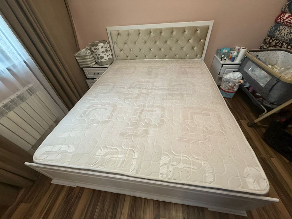 Двуспальная кровать с матрасом