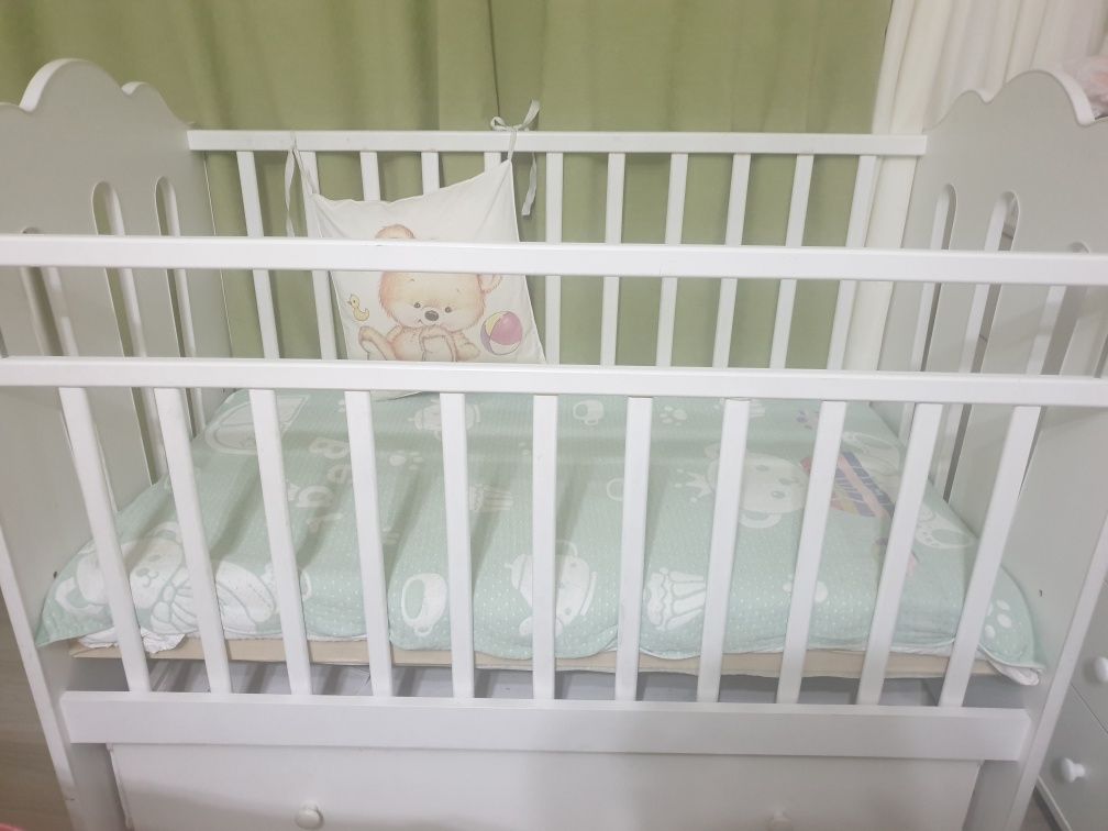 Продам детскую кровать с маятником