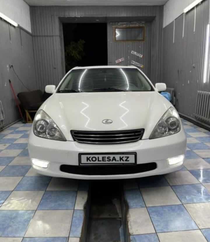 Машина в хорошем состоянии. водитель девушка.  Lexus ES 300.