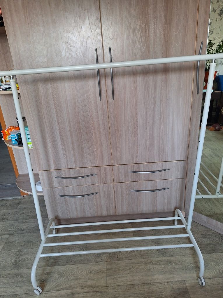 Продам стойку для вещей.