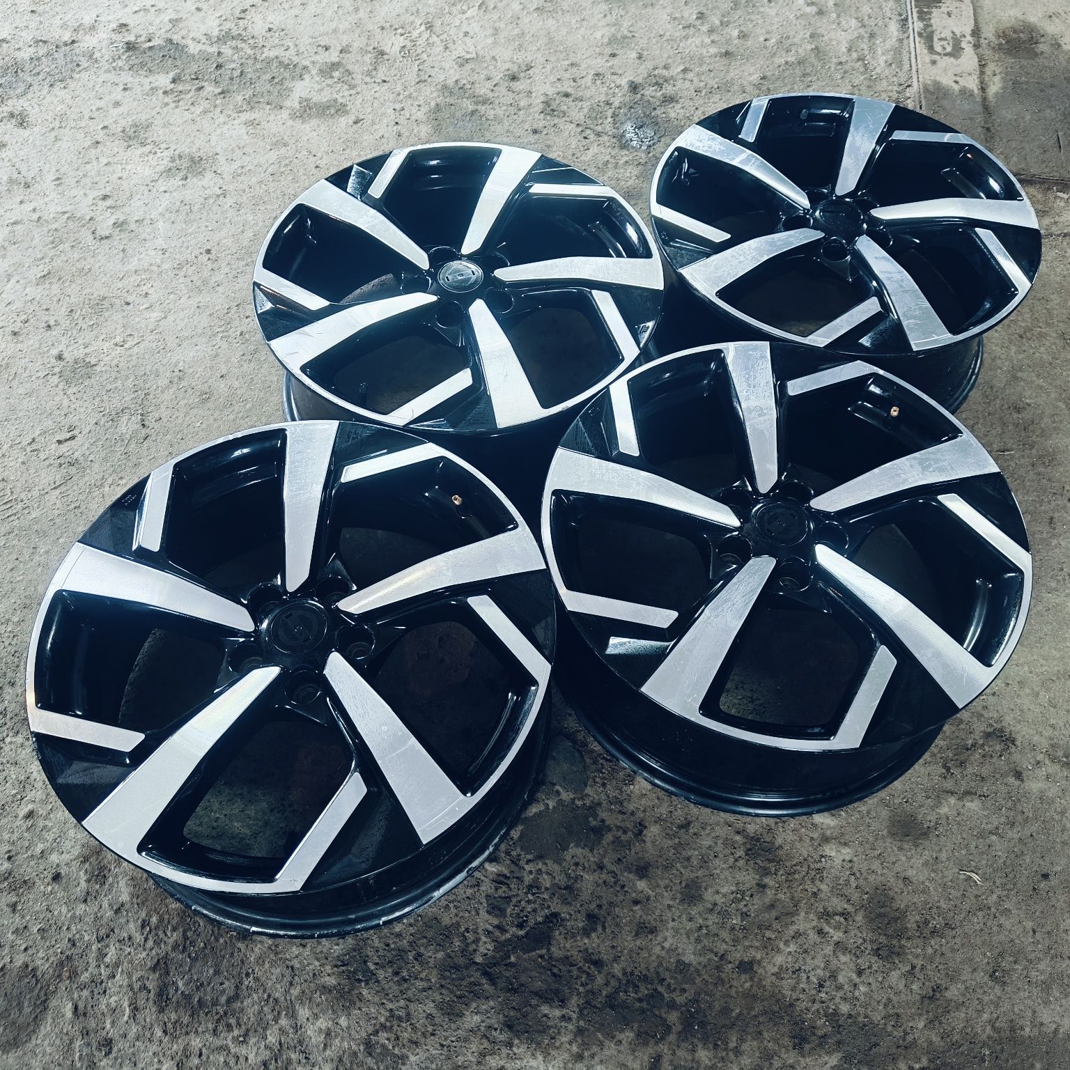 R19 PCD 5*114,3 Комплект легкосплавных дисков
