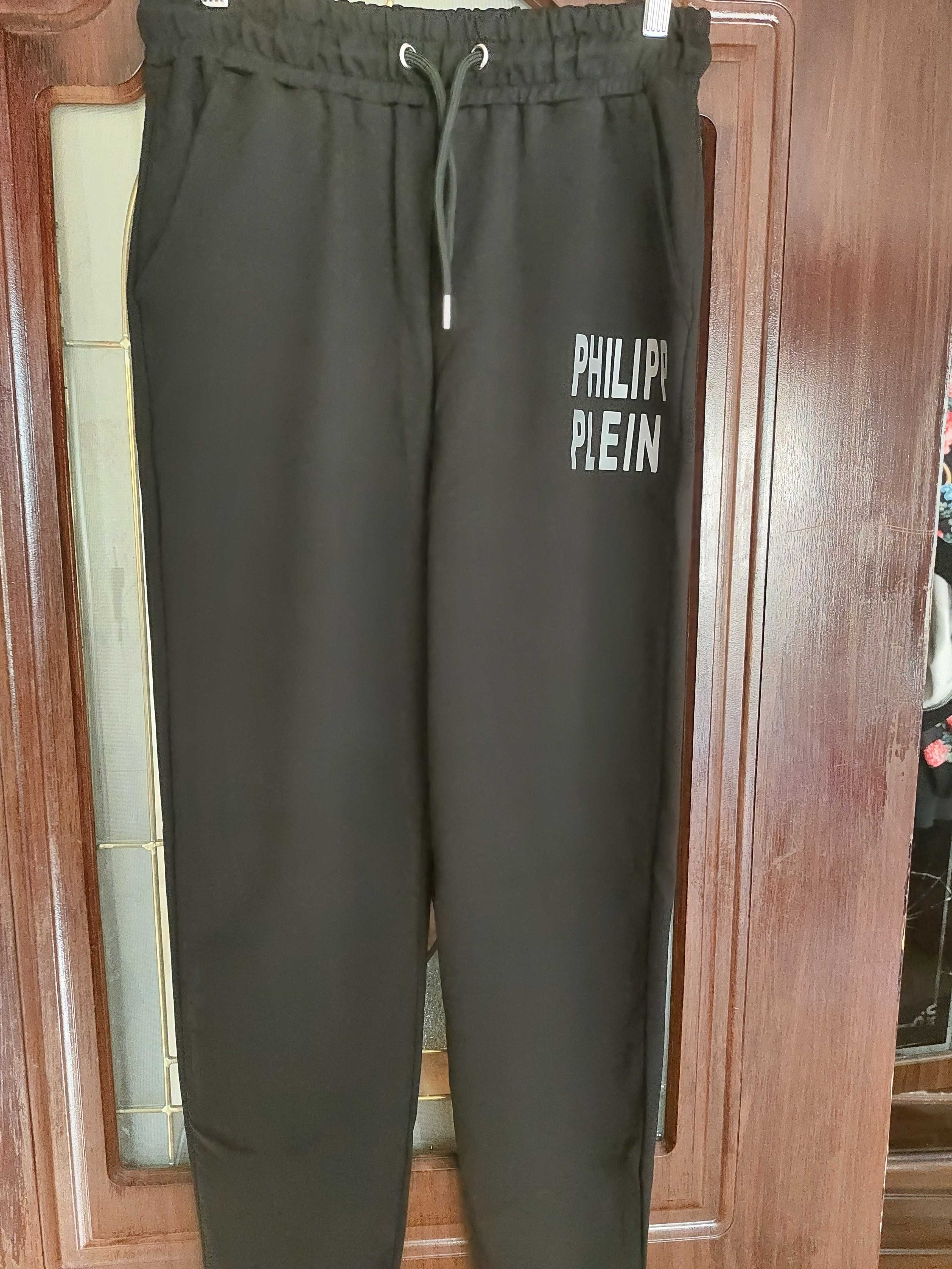 Продам красивый спортивный костюм 48размера