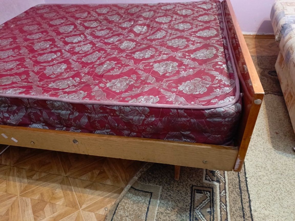 Кровать двуспальная с матрасом , Срочно!