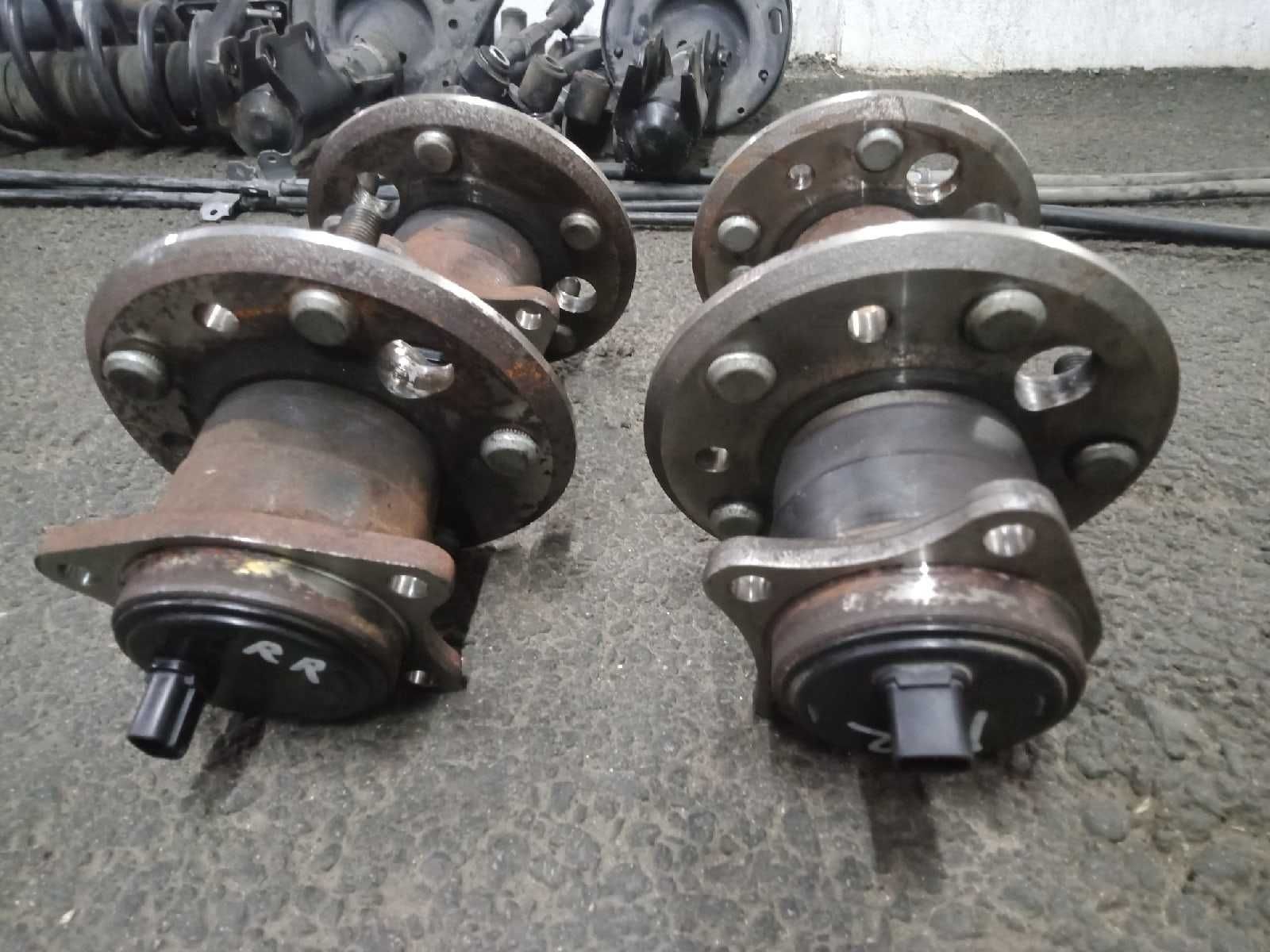 Продам, оригинальная задняя ступица с датчиком ABS на Toyota Camry 40