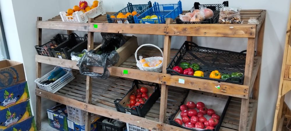 Продаю стелажи для овощей, соковыжималкуи холодильник за 250.000 тенге