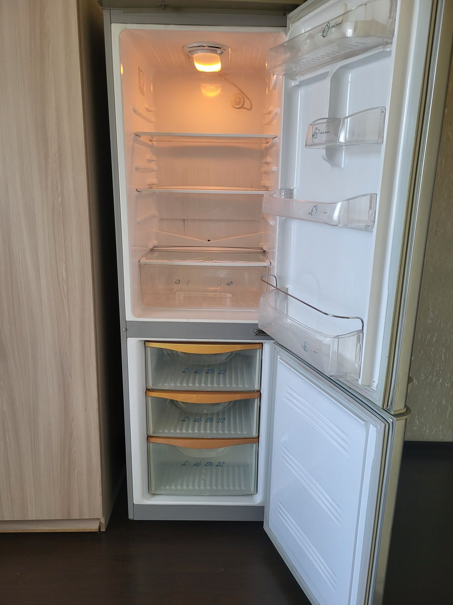 Продам холодильник