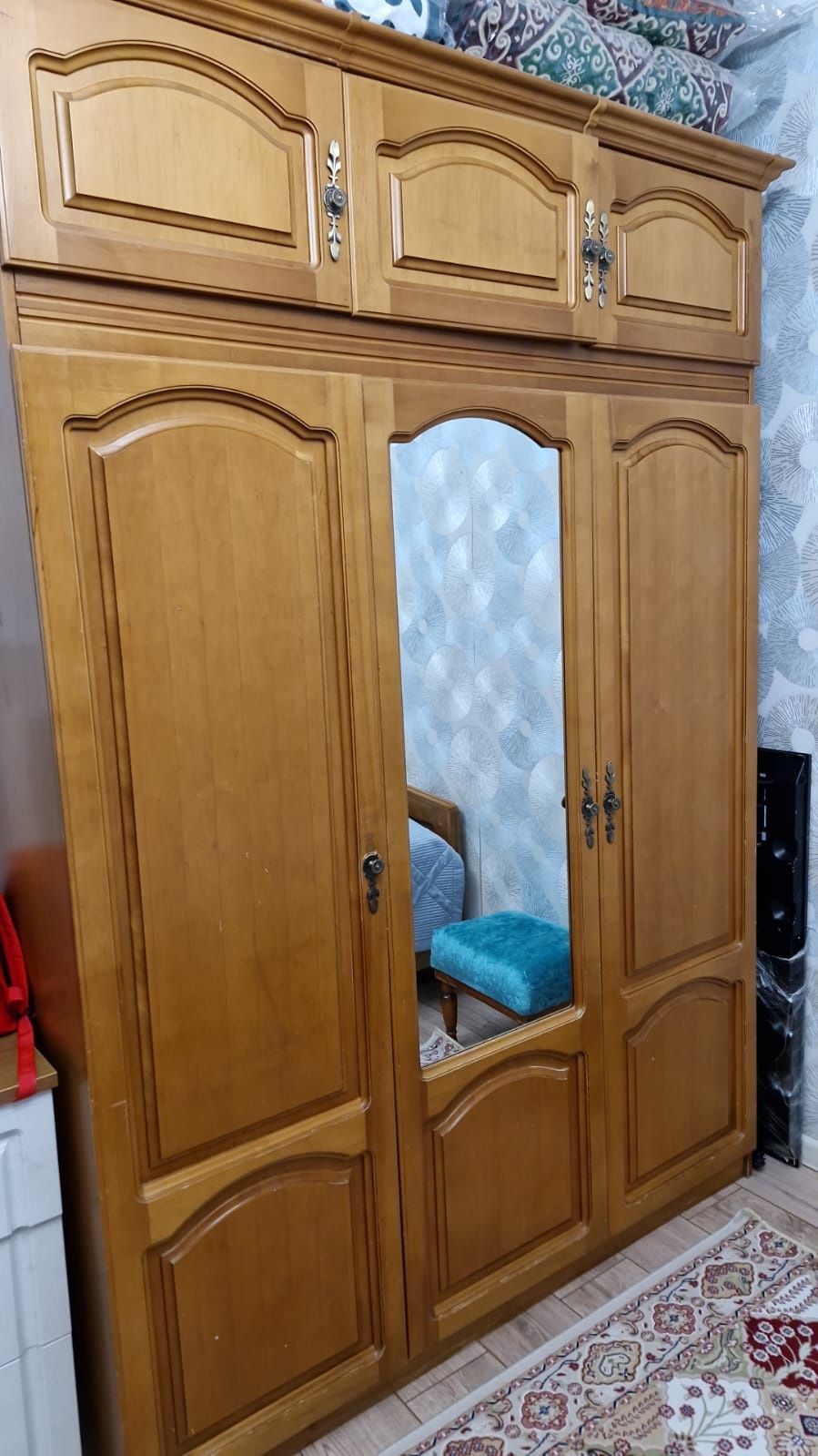 Продается спальный гарнитур шкаф и кравать из чистого дерево