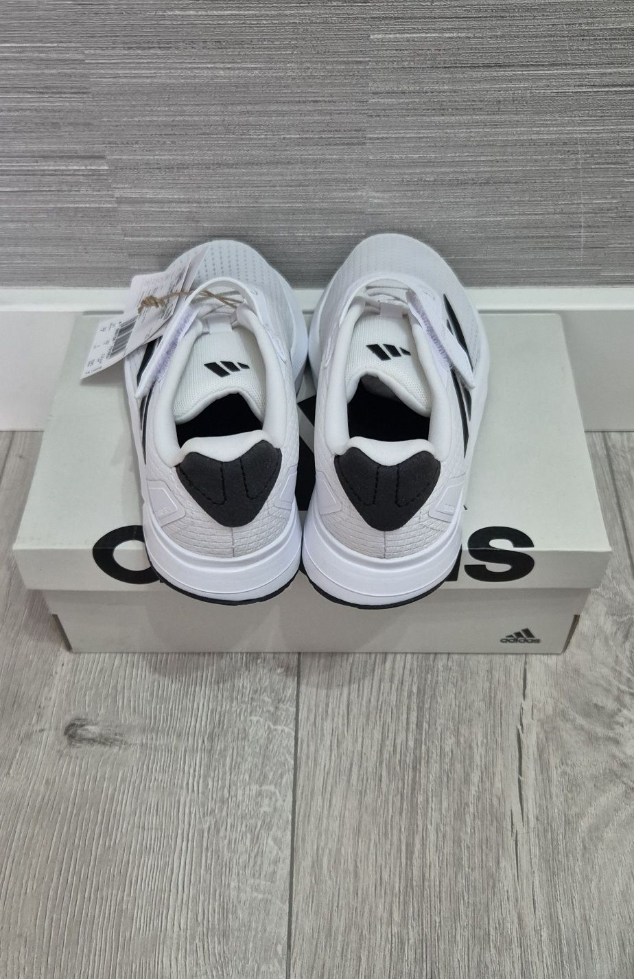 Кроссовки Adidas новые размер 32 без торга