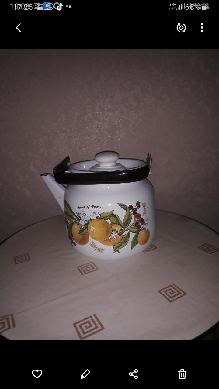 Продам эмалированные: кастрюля,чайник и пластиковые ковшики-2шт.