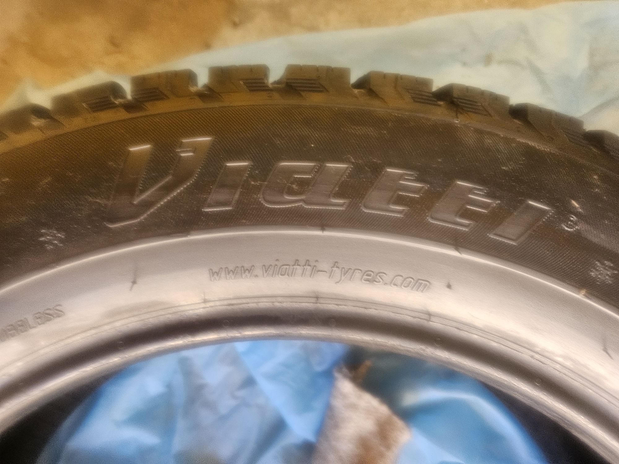 Продам б/у  зимние  шины 215,60,17