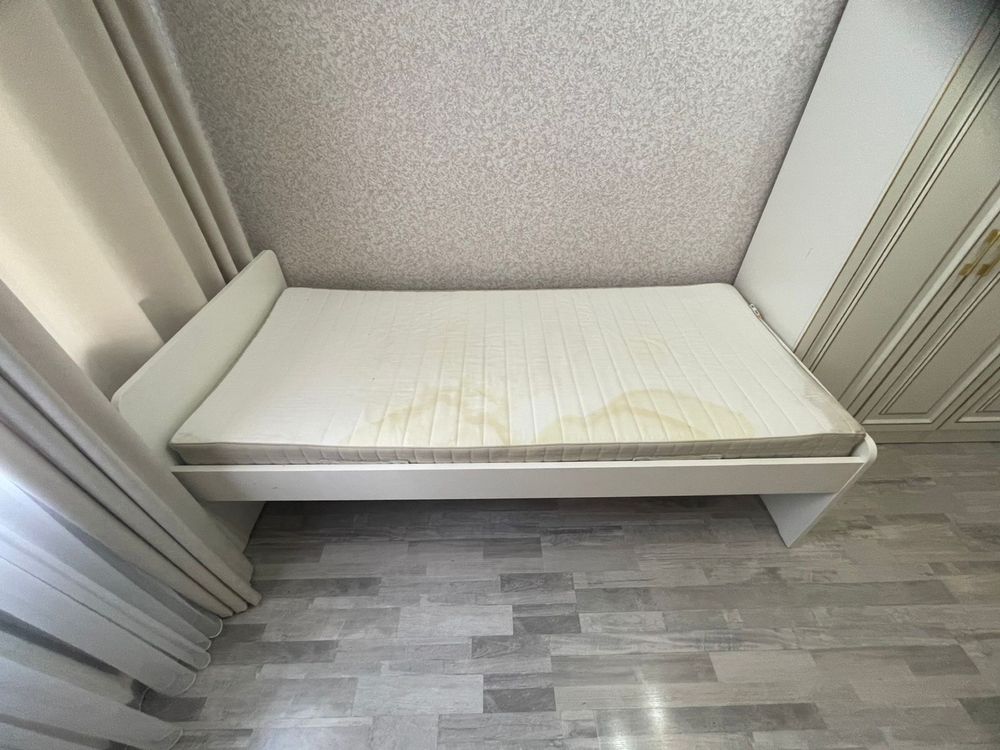 кровать с матрасом