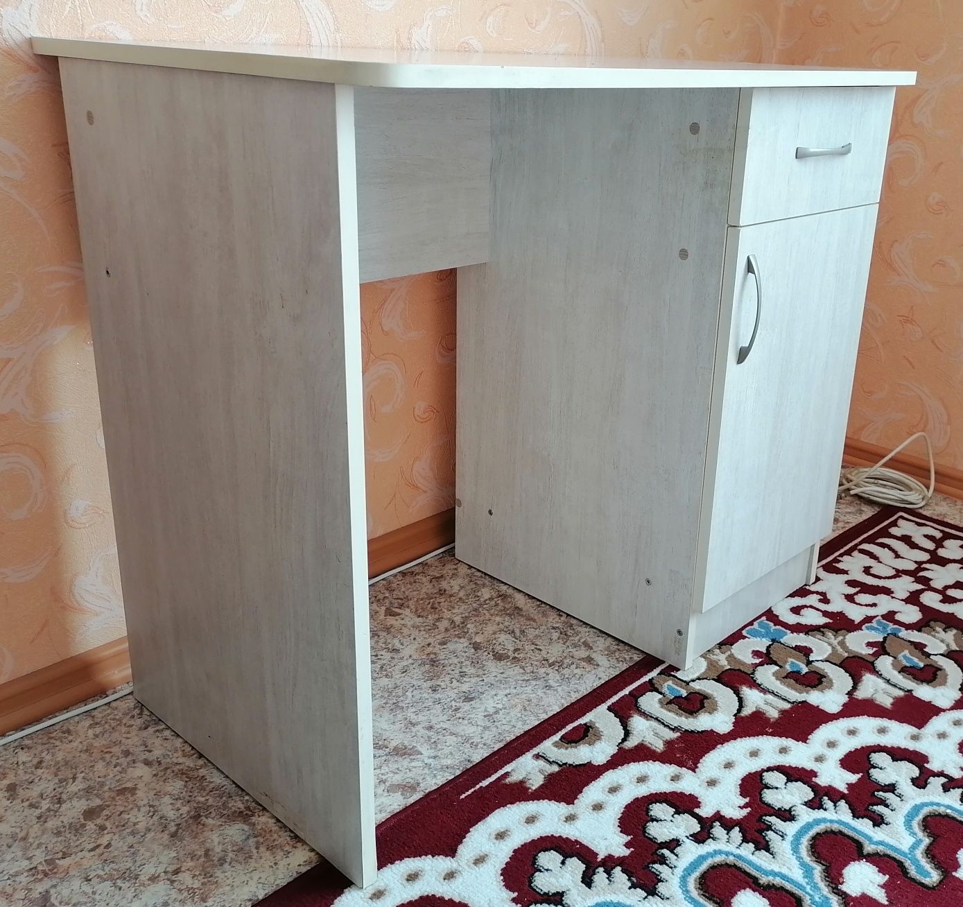 Продаётся письменный, компьютерный стол