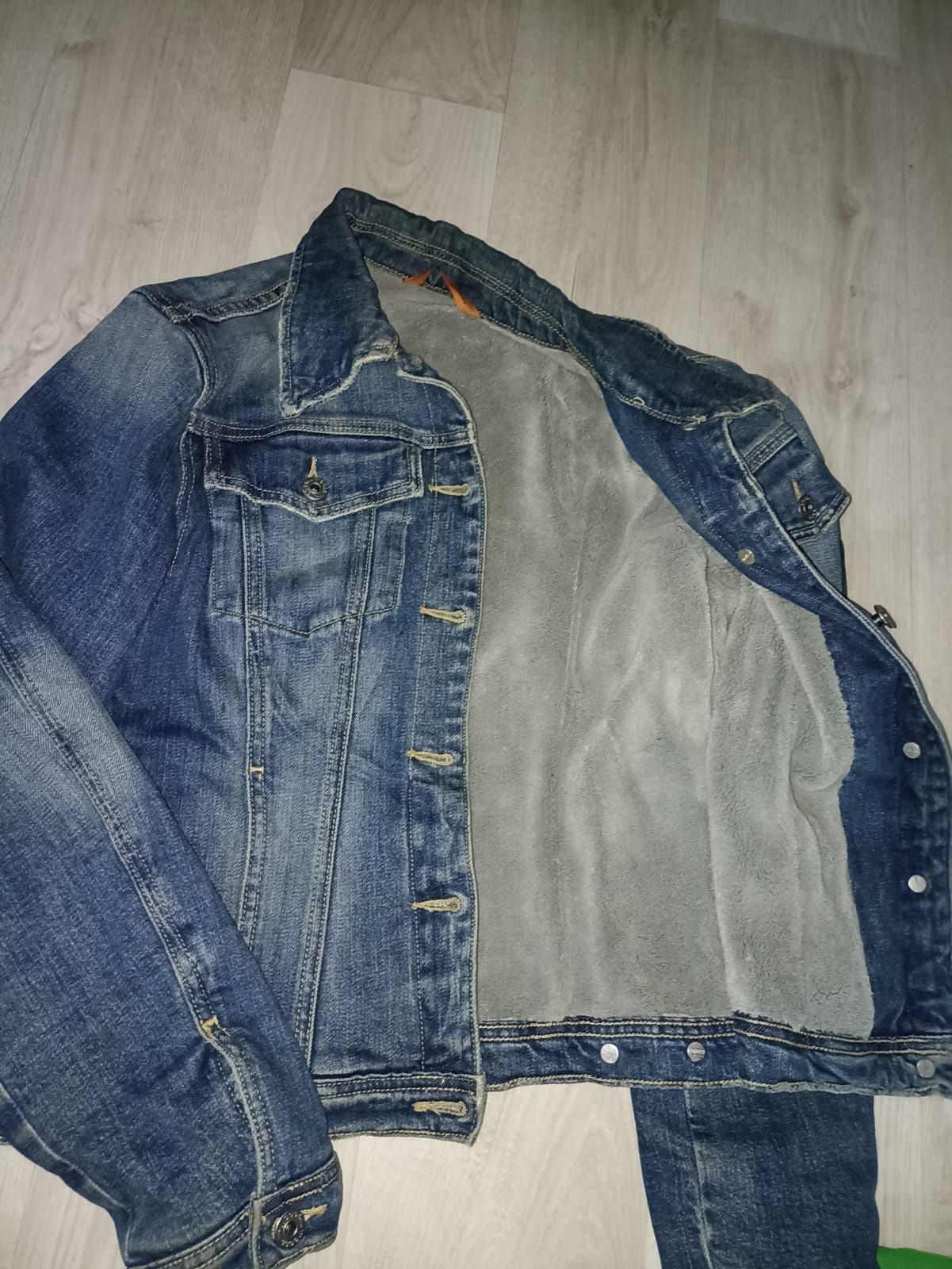 Продам вещи 42/44 рубашки костюмы джинсы