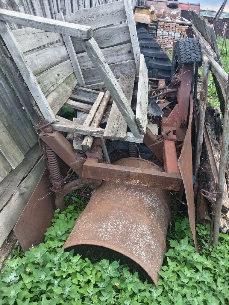Продам трактор с оборудованием комплект.