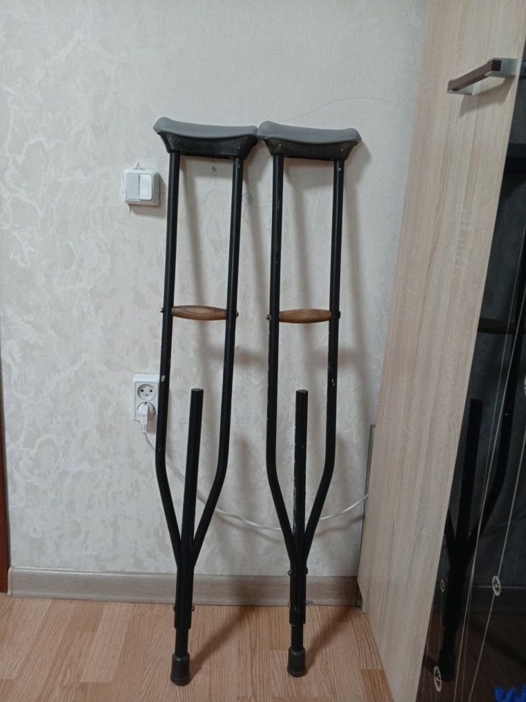 Продам костыли б/у  (на Новостройке)