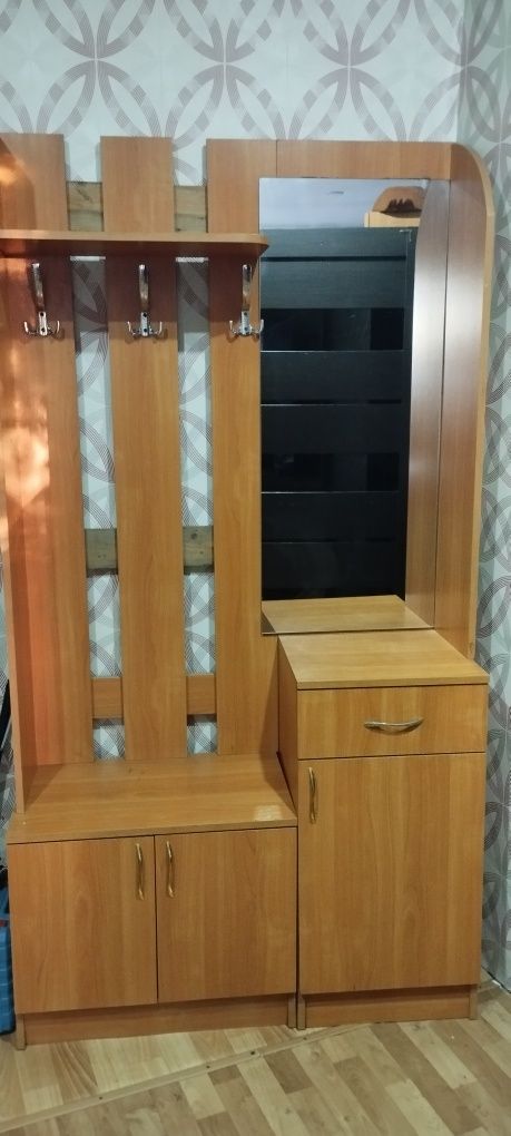 Продам прихожую.