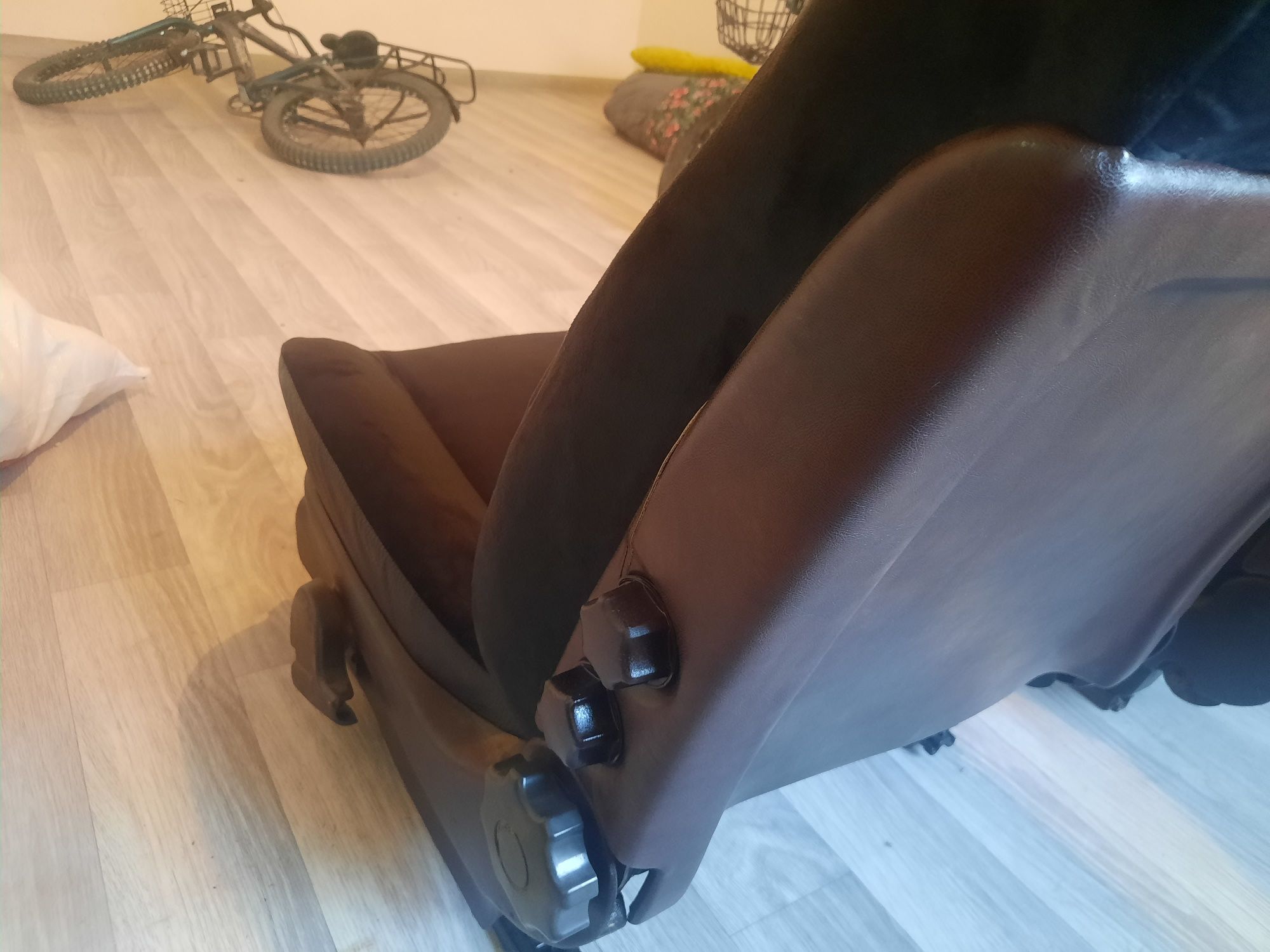 Продам почти новый сидение с паром от омега а
