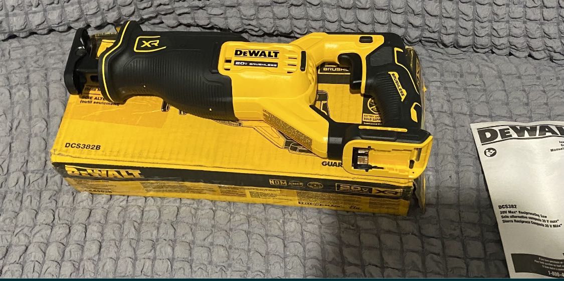 Сабельная пила DeWALT DCS382 + ящик с органайзером DWST83346-1
