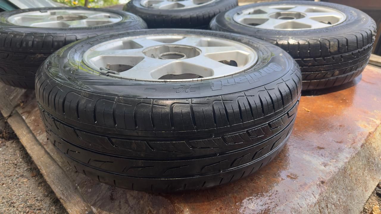 Продам резину 195/65R15 на одной немножко шишка