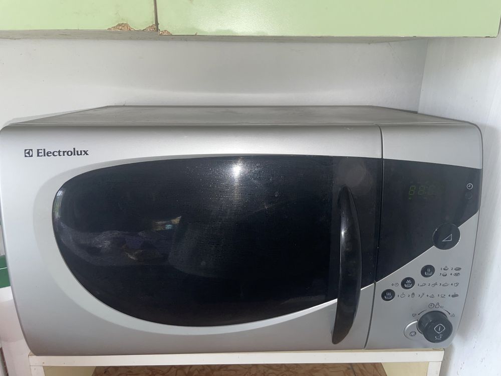 Продам микроволновку Electrolux. 15000