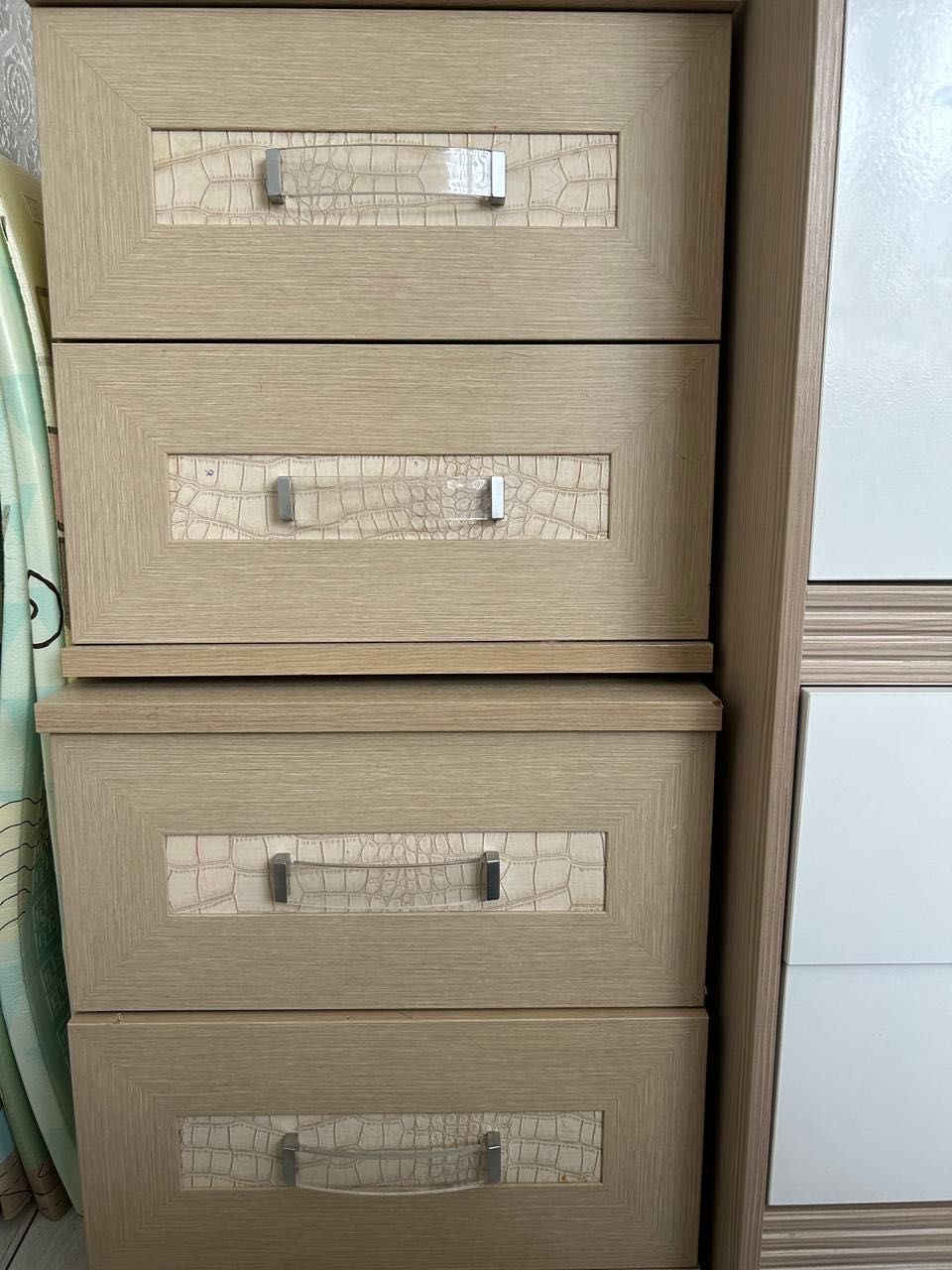 Продается 2-х спальная кровать с матрасом, зеркало, комод, 2 тумбы.
